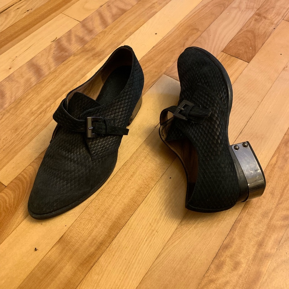 Stunning black shoes with buckle detail
